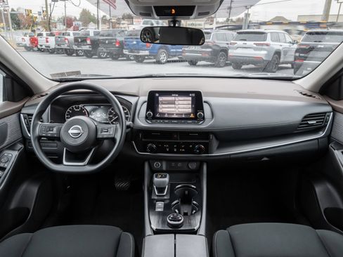 Used 2023 Nissan Rogue S image 2