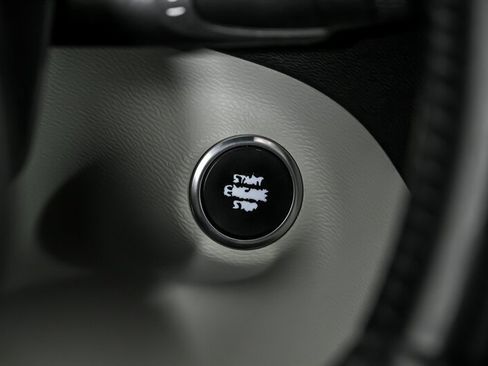 Used 2019 Volvo XC40 T5 Momentum image 30