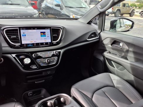 New 2026 Chrysler Voyager LX image 13