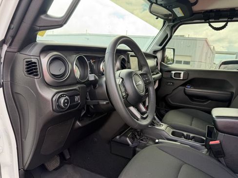 Used 2023 Jeep Gladiator Sport AWD/4WD image 14