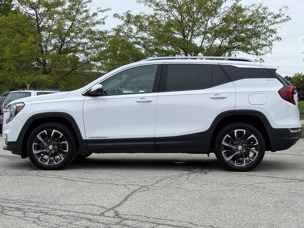 Used 2022 GMC Terrain SLT w/ Infotainment Package II AWD/4WD image 2