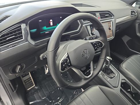 Used 2022 Volkswagen Tiguan SE R-Line image 16