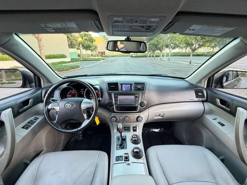 Used 2013 Toyota Highlander SE FWD image 16