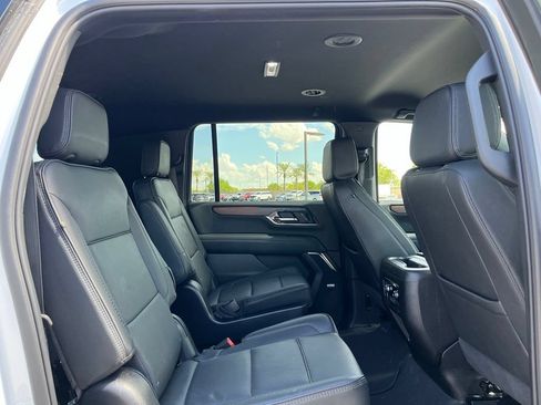 Used 2025 GMC Yukon XL Denali AWD/4WD image 19