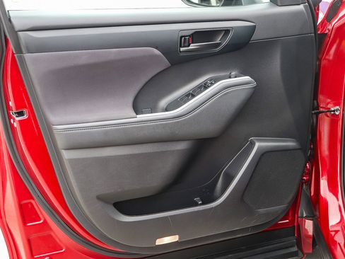 Used 2023 Toyota Highlander LE image 20