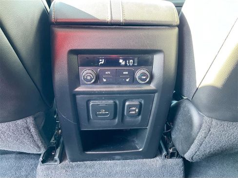 Used 2021 Chevrolet Traverse Premier image 27