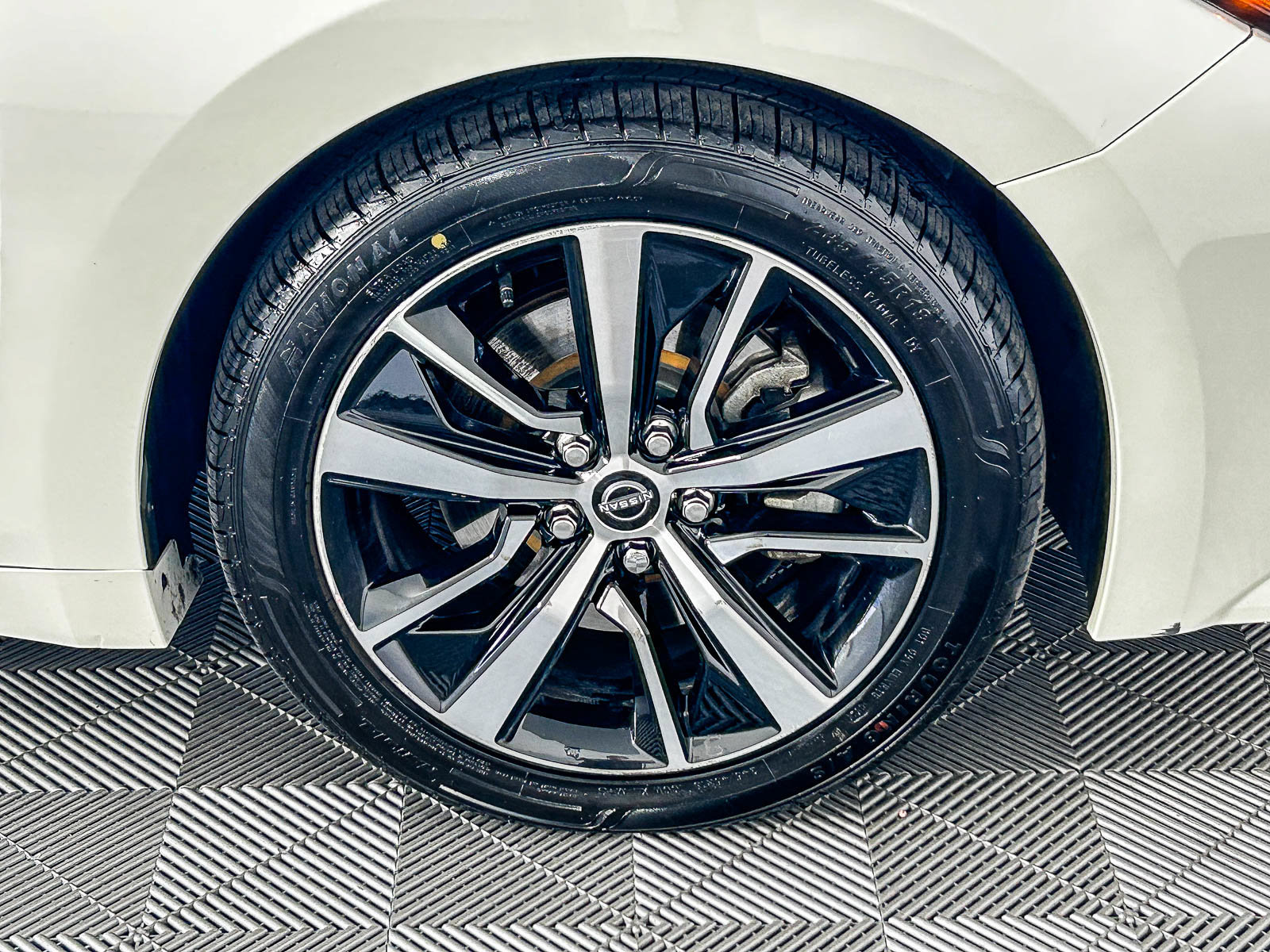Used 2023 Nissan Maxima SV w/ Floor Mat Group FWD image 12