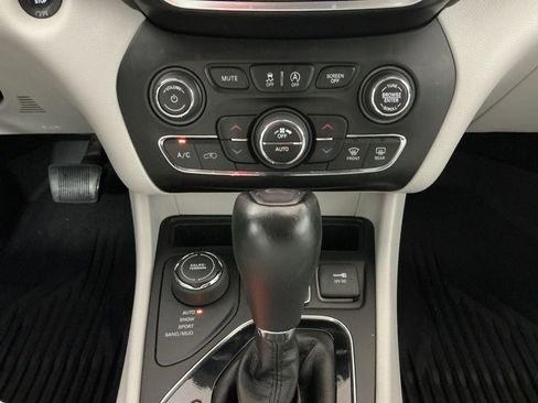 Used 2019 Jeep Cherokee Limited AWD/4WD image 13