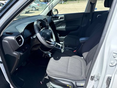 Used 2024 Hyundai Venue SE FWD image 13
