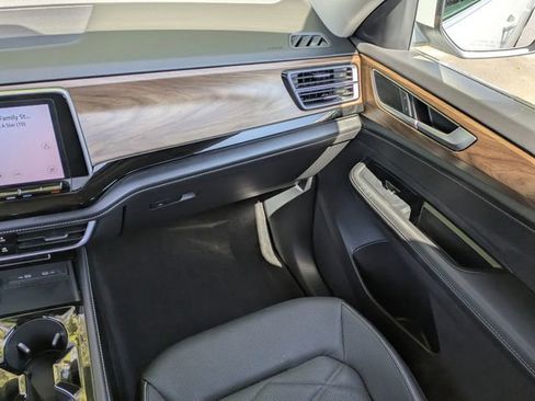 Used 2025 Volkswagen Atlas SE FWD image 19