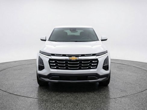 Used 2025 Chevrolet Equinox LT image 2