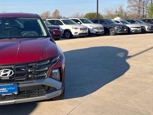 Certified 2025 Hyundai Tucson SE image 3