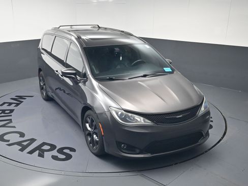 Used 2018 Chrysler Pacifica Touring-L Plus w/ S Appearance Package image 14