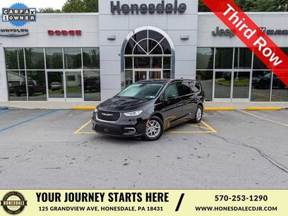 Used 2025 Chrysler Pacifica Select
