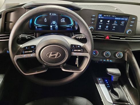 Used 2025 Hyundai Elantra SE image 22