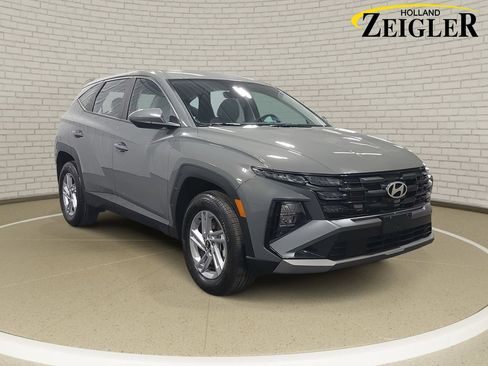 Certified 2025 Hyundai Tucson SE image 3