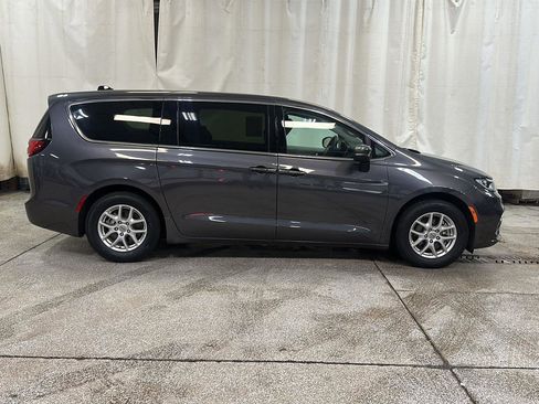 Used 2023 Chrysler Pacifica Touring-L image 6