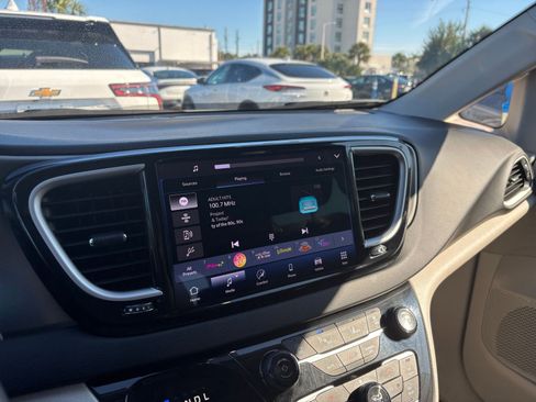 Used 2024 Chrysler Pacifica Touring-L image 22