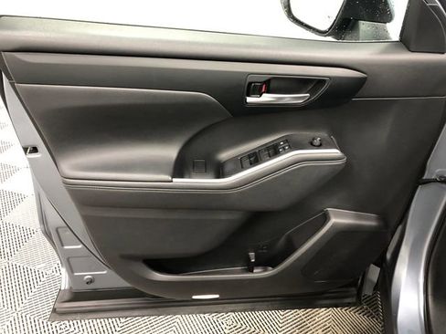 Used 2021 Toyota Highlander XLE image 13