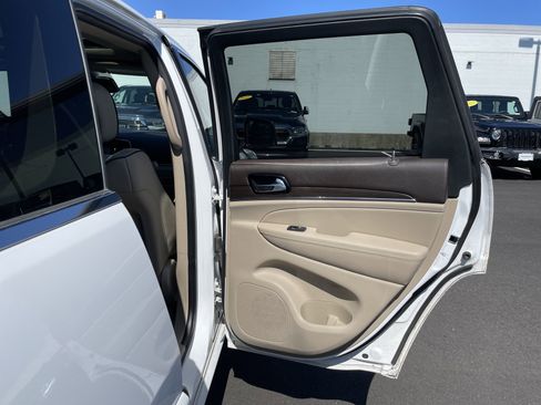 Used 2019 Jeep Grand Cherokee Overland AWD/4WD image 17