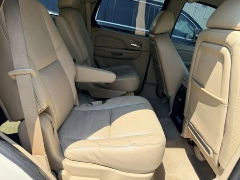 Used 2011 Cadillac Escalade Premium RWD image 17