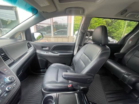 Used 2015 Toyota Sienna SE FWD image 19