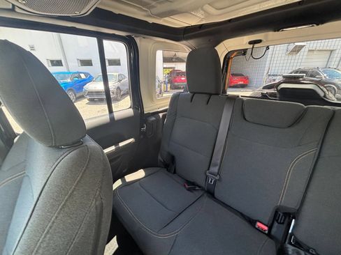 Used 2025 Jeep Wrangler Unlimited Sahara AWD/4WD image 34
