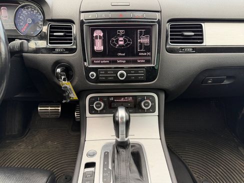 Used 2017 Volkswagen Touareg Wolfsburg Edition AWD/4WD image 11