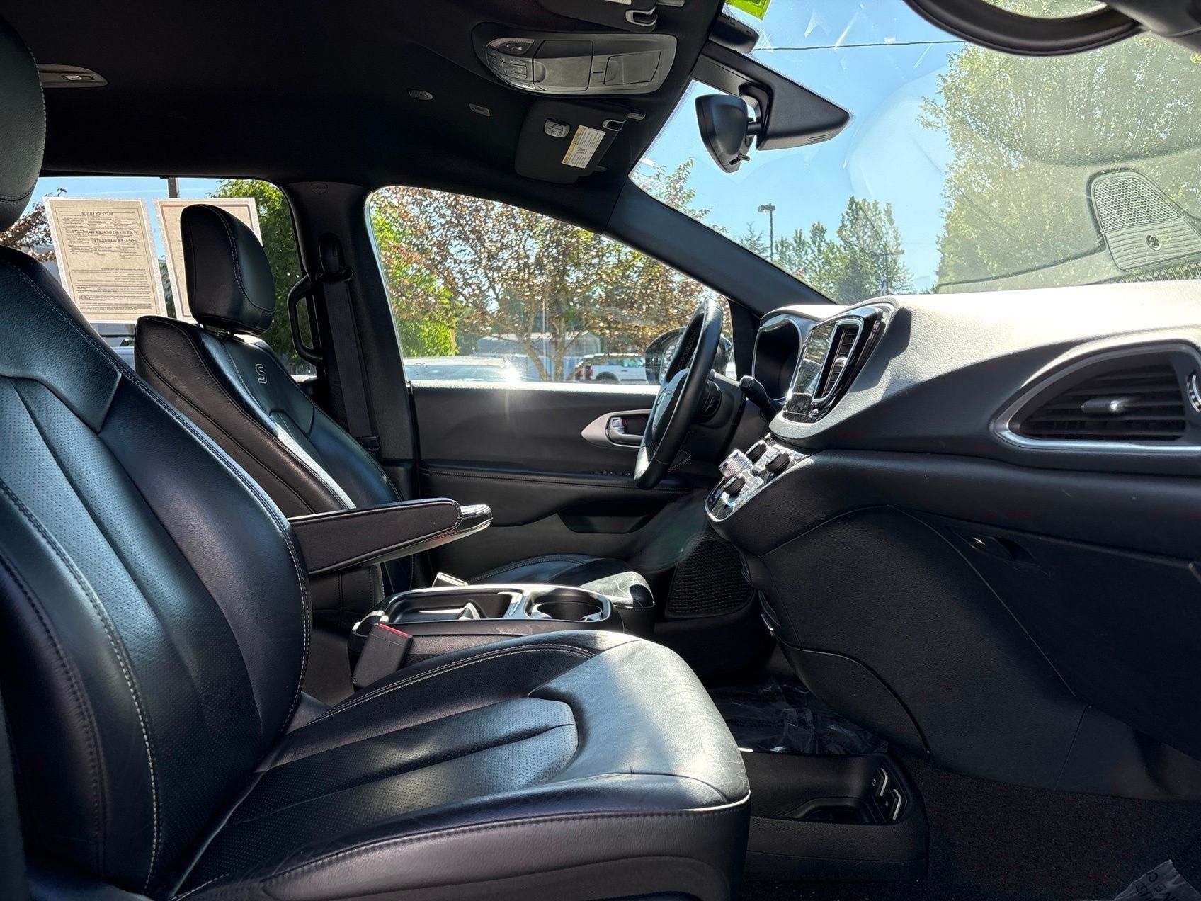 Used 2018 Chrysler Pacifica Touring-L w/ Premium Audio Group FWD image 18