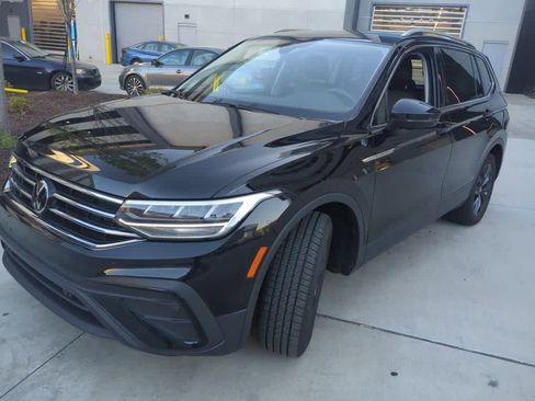 Used 2024 Volkswagen Tiguan SE w/ Panoramic Sunroof Package image 4