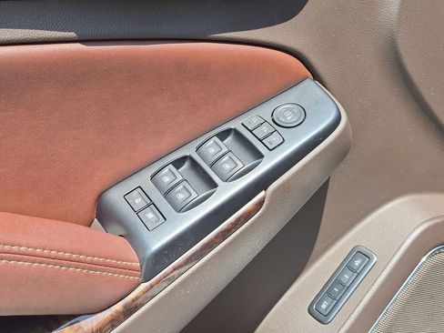 Used 2015 Chevrolet Suburban LTZ RWD image 9