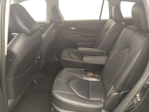 Used 2021 Toyota Highlander XLE FWD image 18