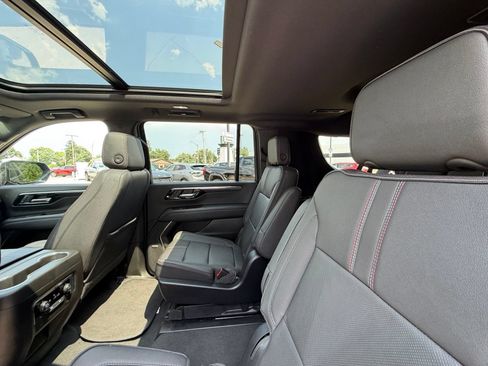 Used 2025 Chevrolet Suburban RST w/ RST Capability Package AWD/4WD image 5