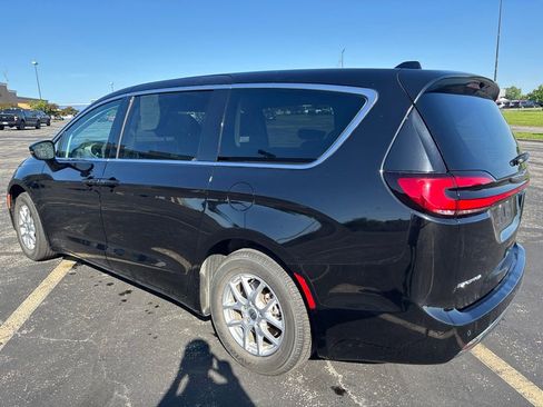 Used 2024 Chrysler Pacifica Touring-L FWD image 6