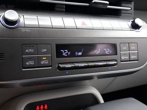 Used 2025 Hyundai Kona SEL FWD image 24