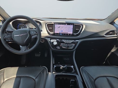 Used 2025 Chrysler Pacifica Limited FWD image 12