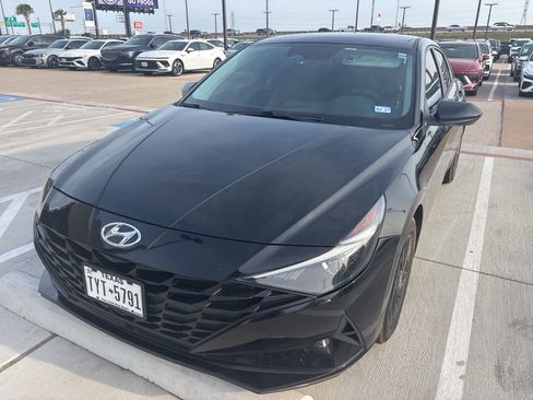 Used 2023 Hyundai Elantra SEL w/ Preferred Accessory Package image 2