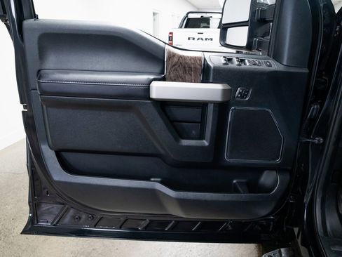 Used 2019 Ford F250 Lariat w/ Chrome Package image 15