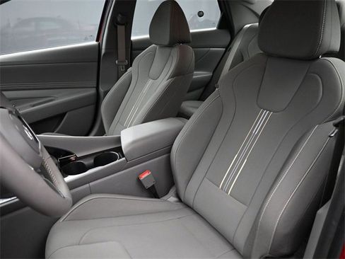 Used 2025 Hyundai Elantra SEL image 13