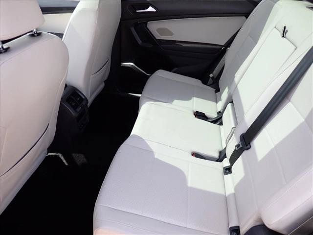 Used 2019 Volkswagen Tiguan SE w/ Panoramic Sunroof Package AWD/4WD image 9