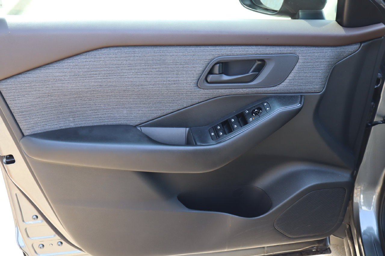 Used 2023 Nissan Rogue S FWD image 19