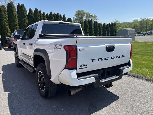 Certified 2024 Toyota Tacoma TRD Off-Road AWD/4WD image 5