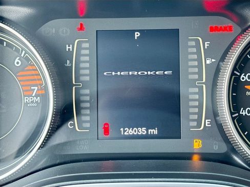 Used 2019 Jeep Cherokee Latitude Plus AWD/4WD image 10
