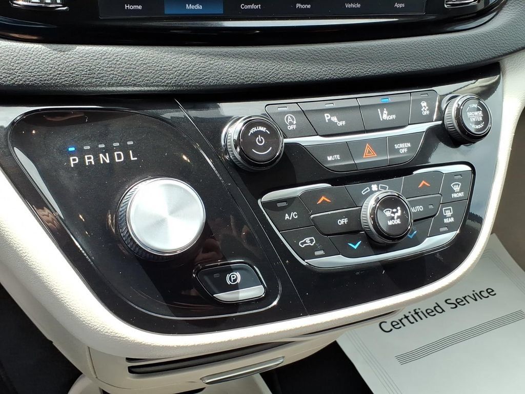 Used 2024 Chrysler Pacifica Touring-L FWD image 19