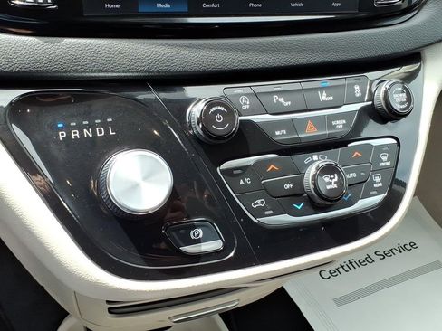 Used 2024 Chrysler Pacifica Touring-L FWD image 19