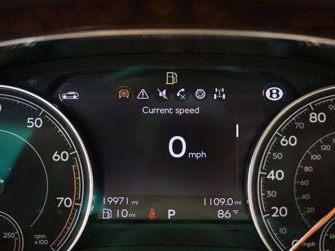 Used 2018 Bentley Bentayga AWD/4WD image 28