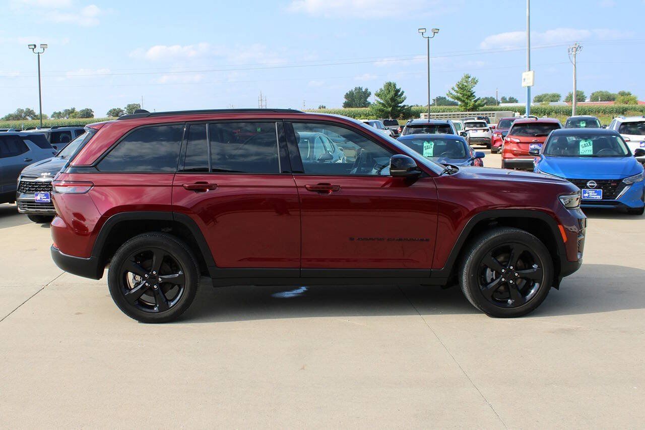 Used 2023 Jeep Grand Cherokee Altitude AWD/4WD image 4