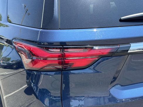 Used 2023 Chevrolet Traverse LT w/ Rear Camera Mirror Package AWD/4WD image 13