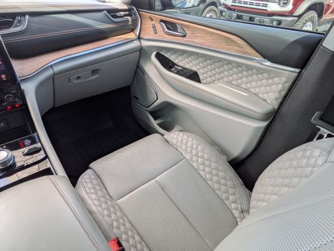 Used 2021 Jeep Grand Cherokee L Summit w/ Luxury Tech Group V AWD/4WD image 19