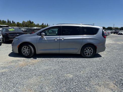 Used 2021 Chrysler Pacifica Touring-L FWD image 8